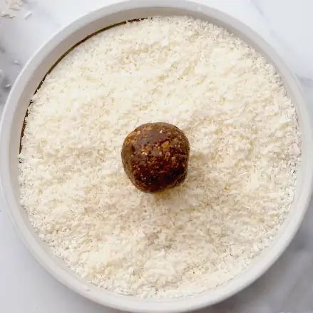 Leckere hausgemachte Kakaokugeln mit Datteln, ein nahrhafter, natürlich süßer Snack mit ayurvedischen Zutaten.